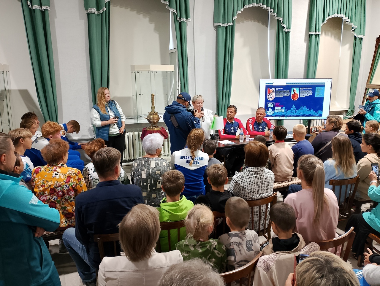 Жители Пудожа встретились с российским космонавтом