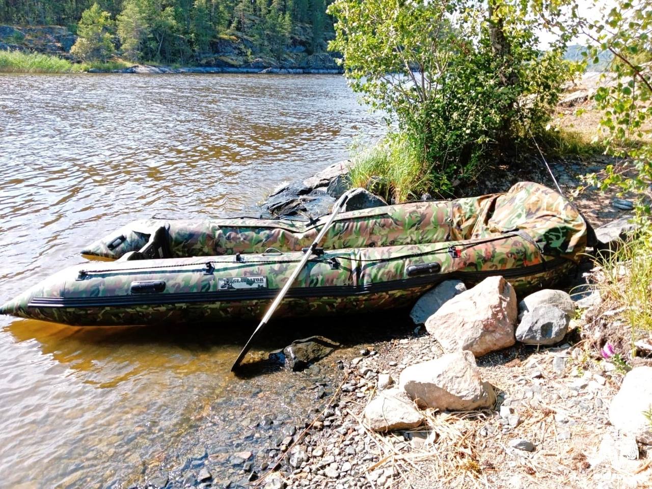 Сотрудники ГИМС спасли двух рыбаков на надувной лодке в Карелии
