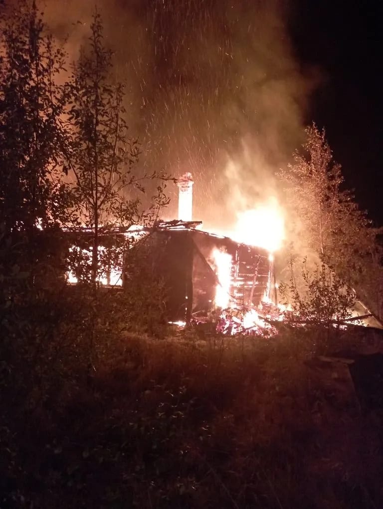 Деревянный дом полыхал ночью в поселке Карелии