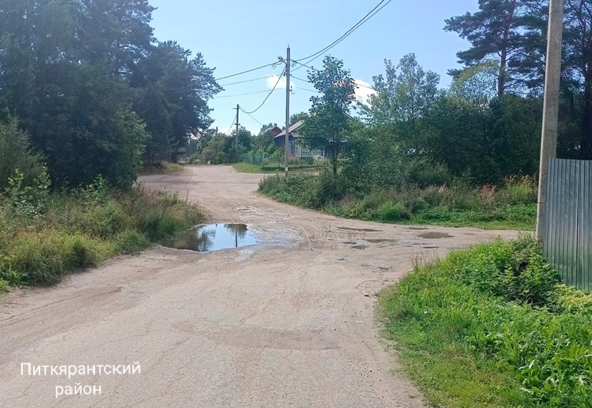 Водитель мотоцикла на поселковой дороге в Карелии снес велосипедистку и скрылся