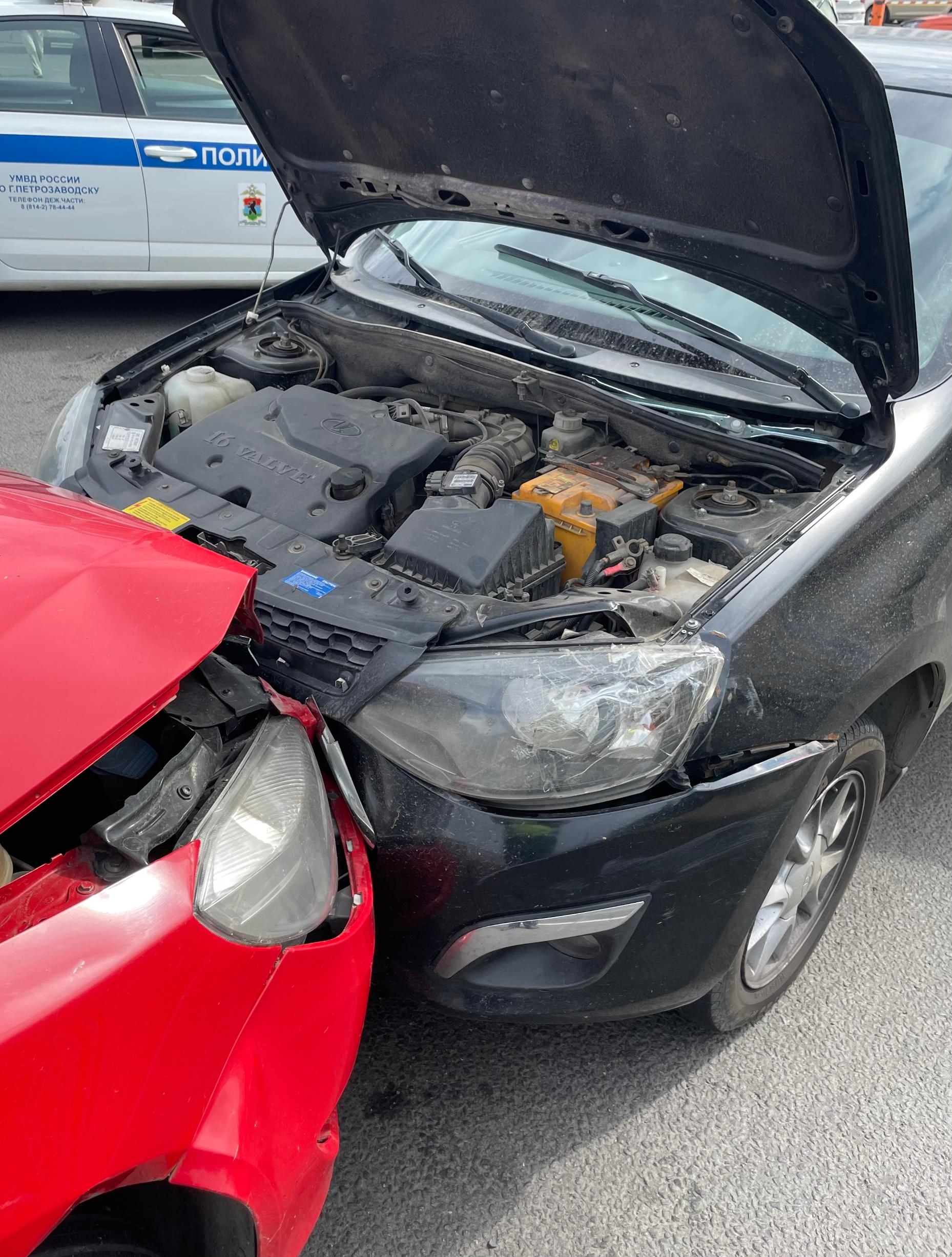 Водитель отброшенного авто получил травмы в массовом ДТП в центре Петрозаводска