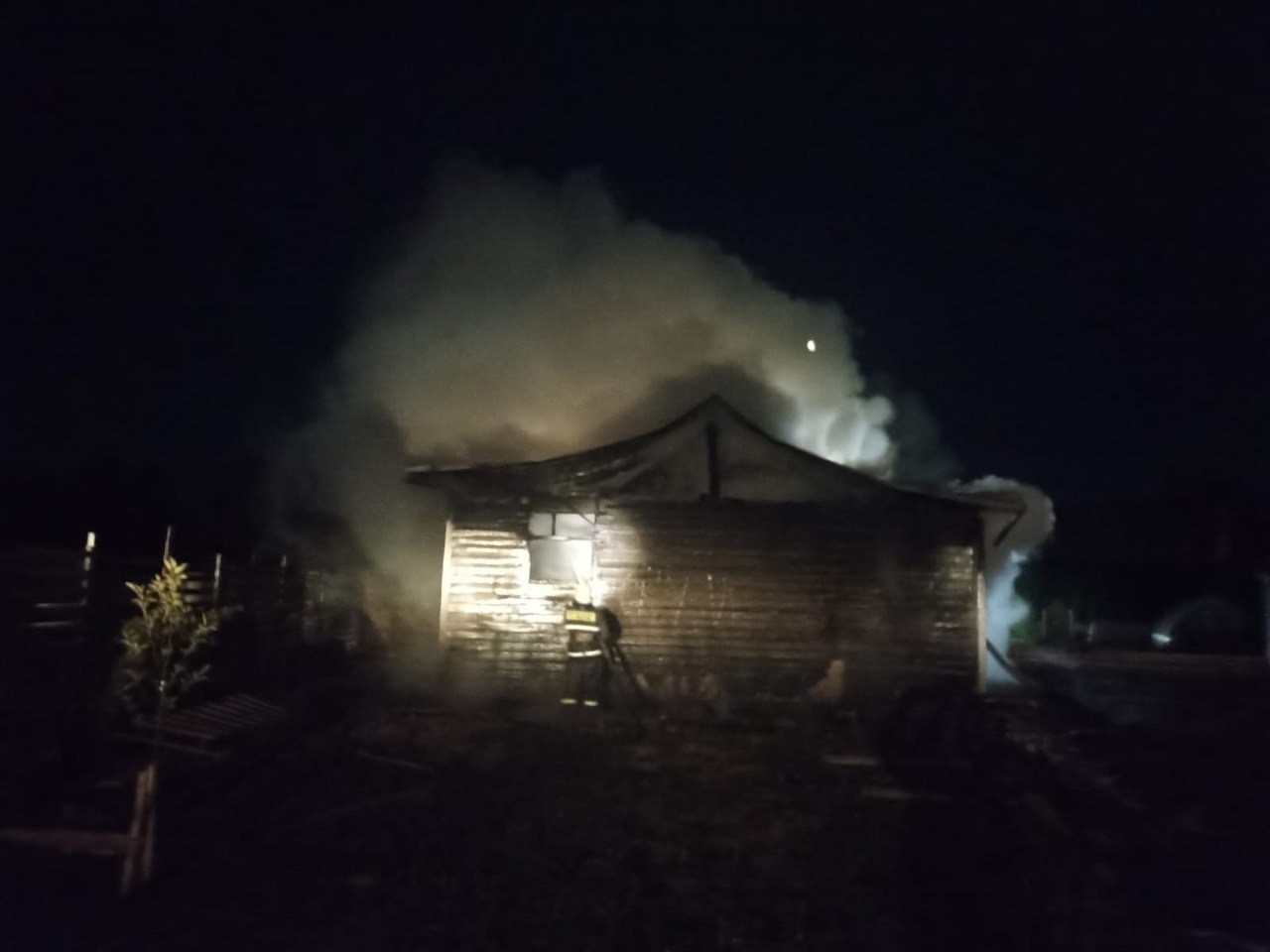 Пожар в доме со следами вандализма: в старинной карельской деревне в огне погибла собака