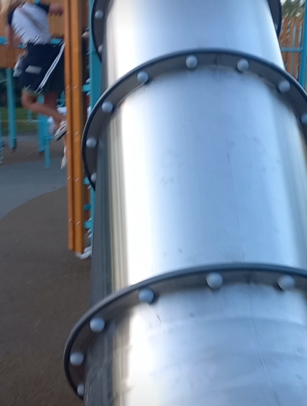 Опасно: детей заметили на детской площадке, которую еще недоделали в Кондопожском районе