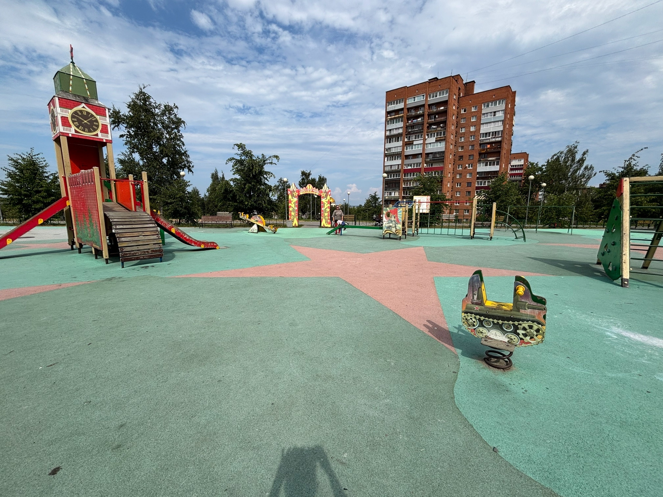 Детская площадка в центре Петрозаводска пришла в упадок