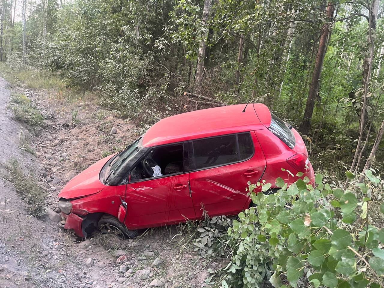 Автоледи на малолитражке вынесло в кювет с дороги в Прионежье