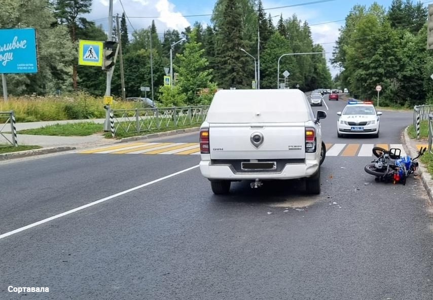 Выпивший мужчина на мопеде протаранил стоящую на трассе в Карелии иномарку