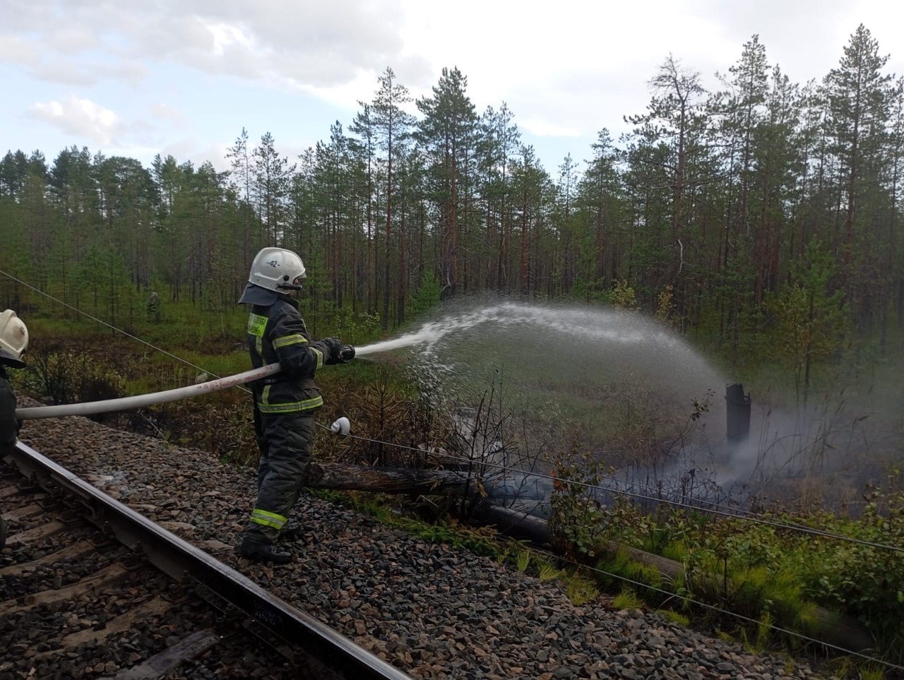 Огонь разгорелся от упавшей опоры ЛЭП у железной дороги в Суоярви