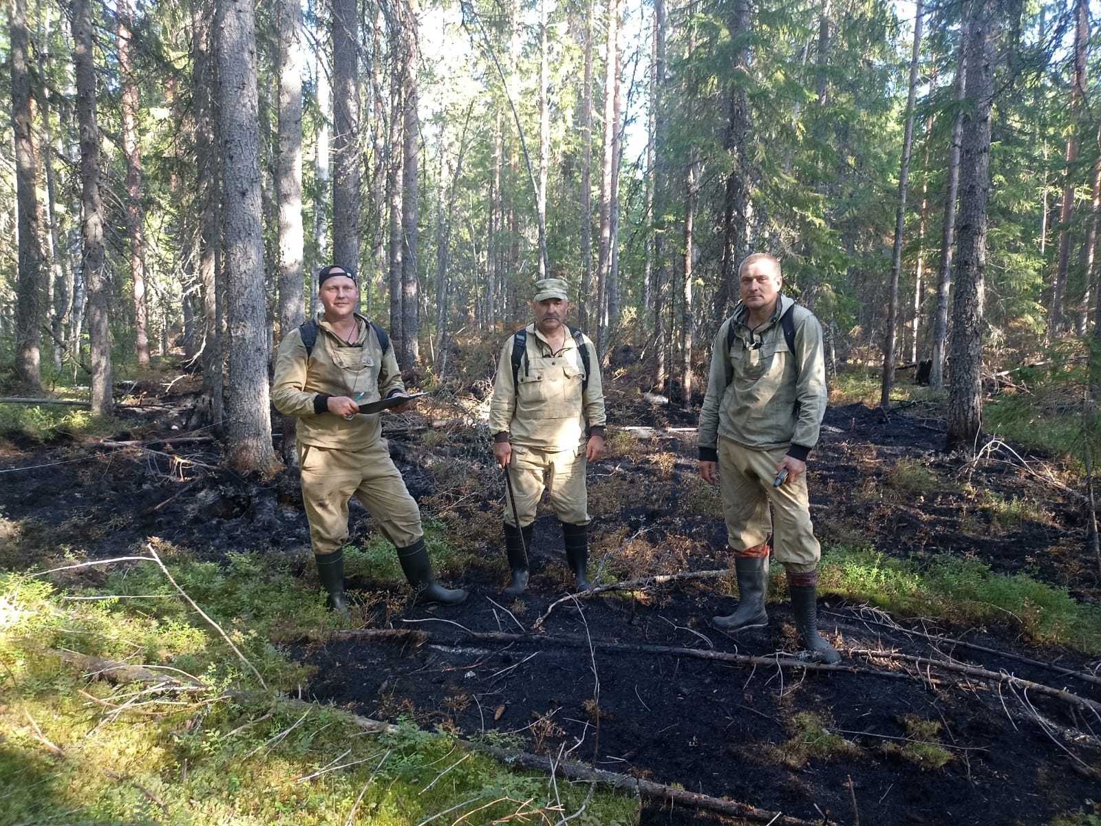 Работники лесничества за 100 километров от дома патрулируют отдаленные участки Пряжинского района с очагами возгорания