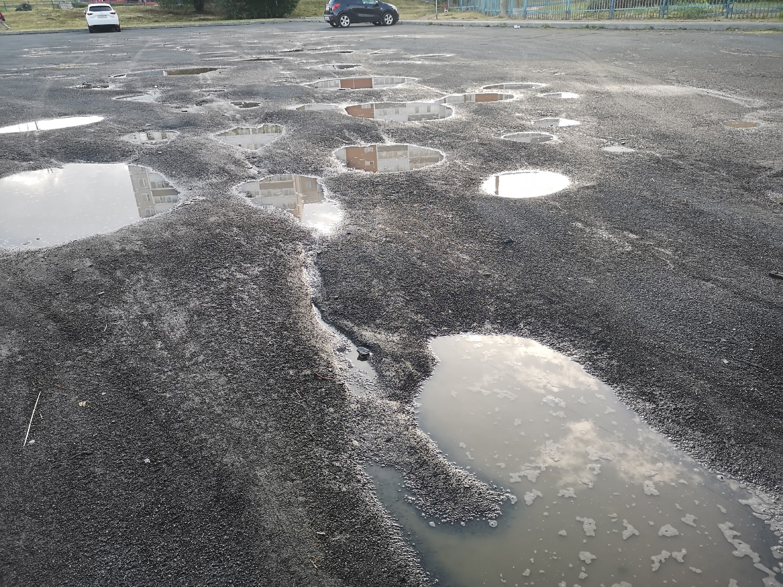 Пациенты петрозаводской поликлиники рискуют машинами на официальной парковке