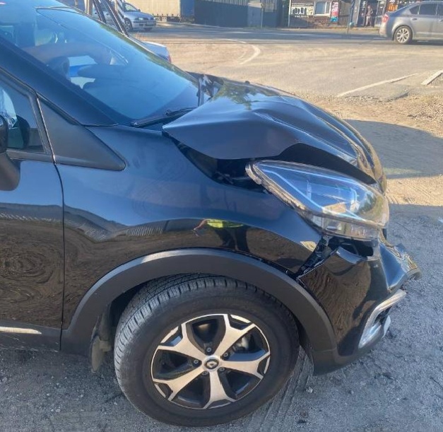 Иномарка с непристегнутой пассажиркой из разворота влетела в столб в одном из поселков Прионежского района