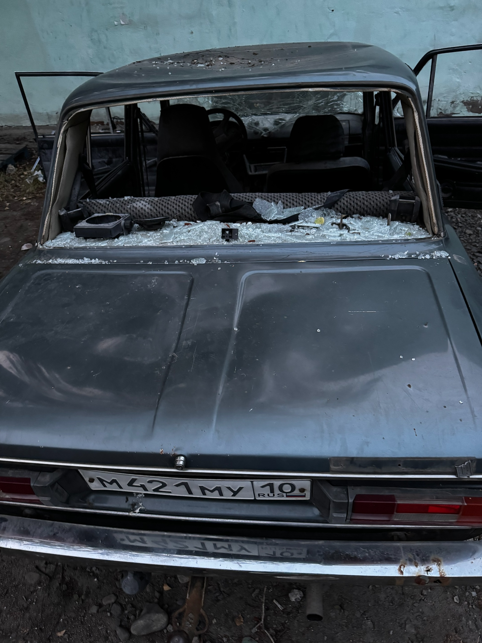 Подростки разгромили автомобиль в центре Петрозаводска