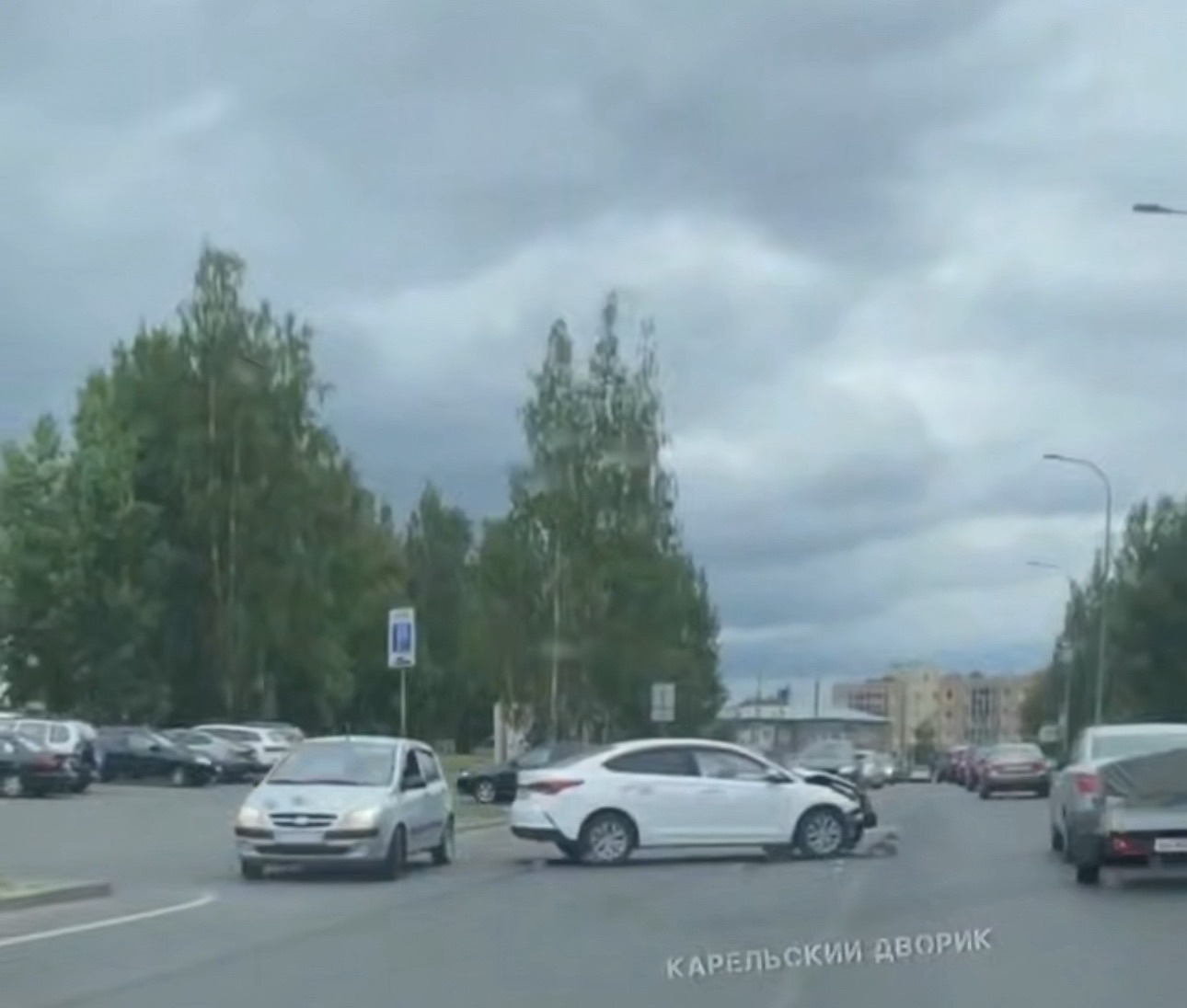 Две легковушки и внедорожник столкнулись на Лососинском шоссе в Петрозаводске