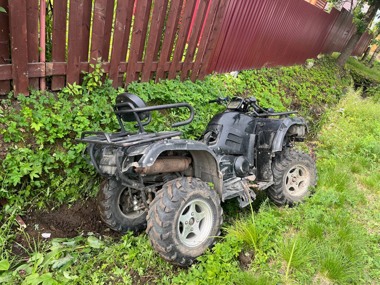 Мотовездеход отправил в больницу своего бесшлемного наездника, гнавшего по дороге в Прионежье