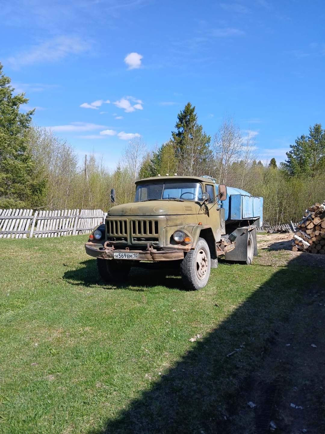 Воду поставляют на арендованной машине: жители поселка в Пудожском районе остались без водовоза