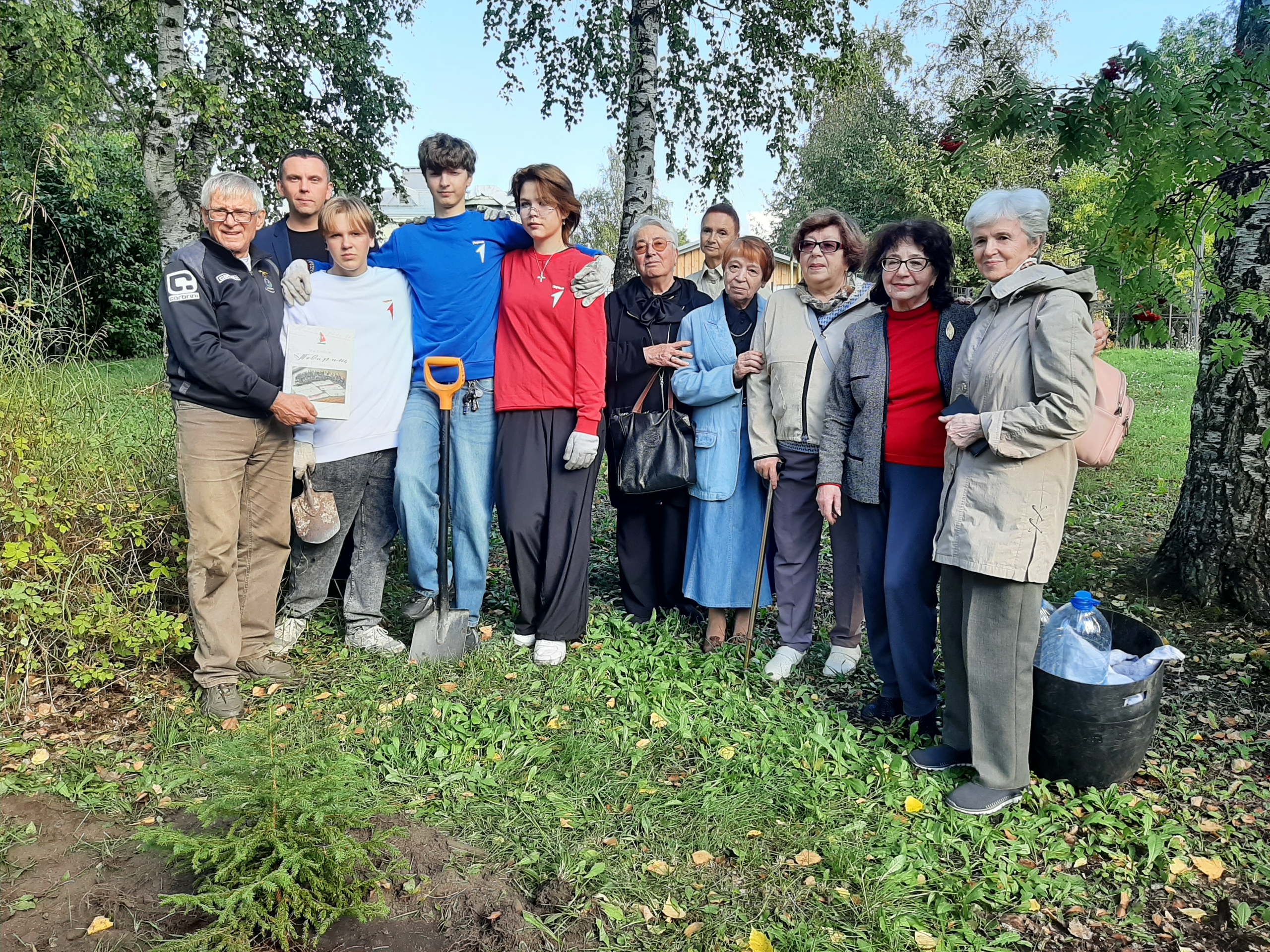 Ветераны клуба «Товарищ» посадили ели у школы имени Фрадкова