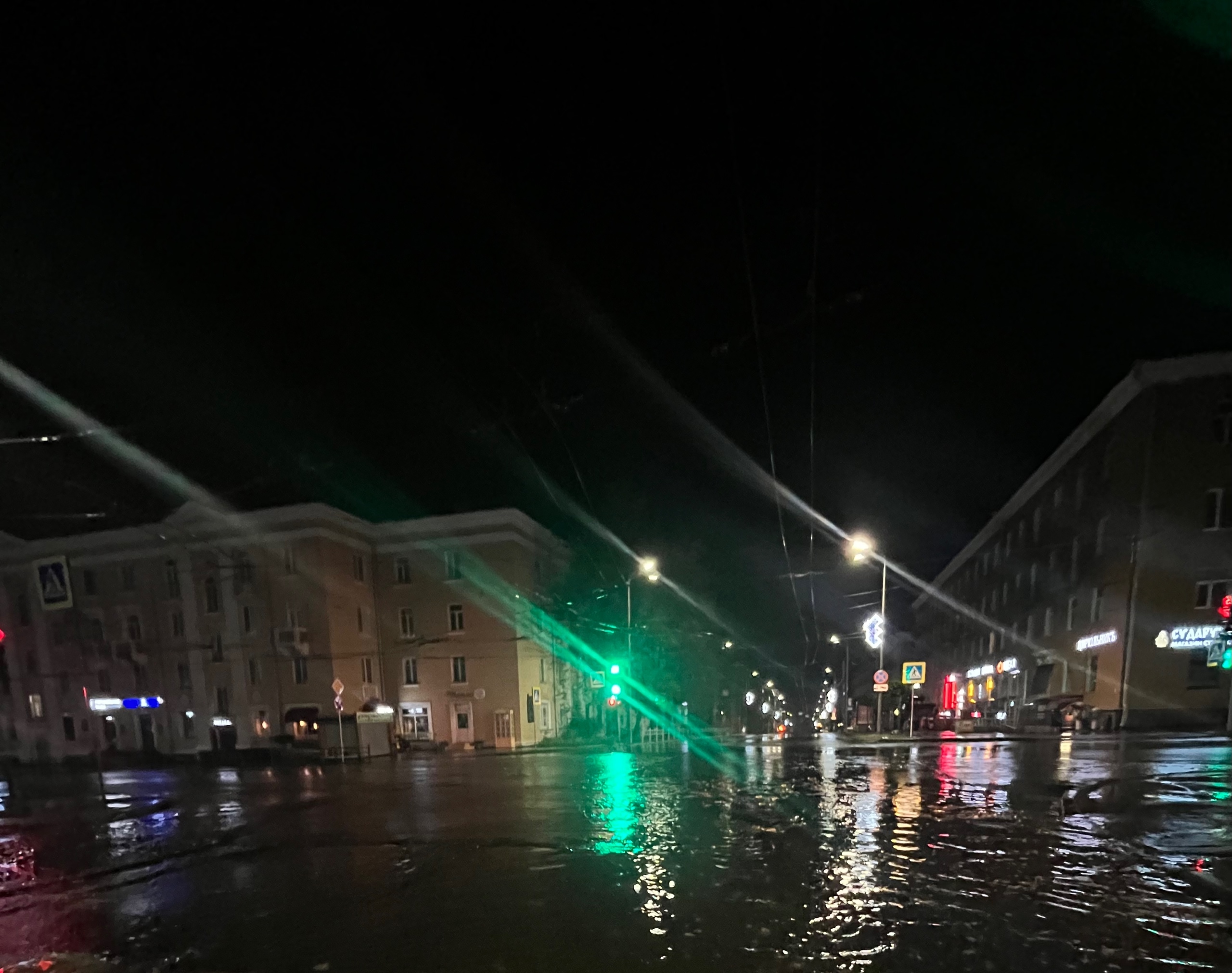 Новый асфальт у ТЦ «Пирамида» в Петрозаводске скрылся под лужей