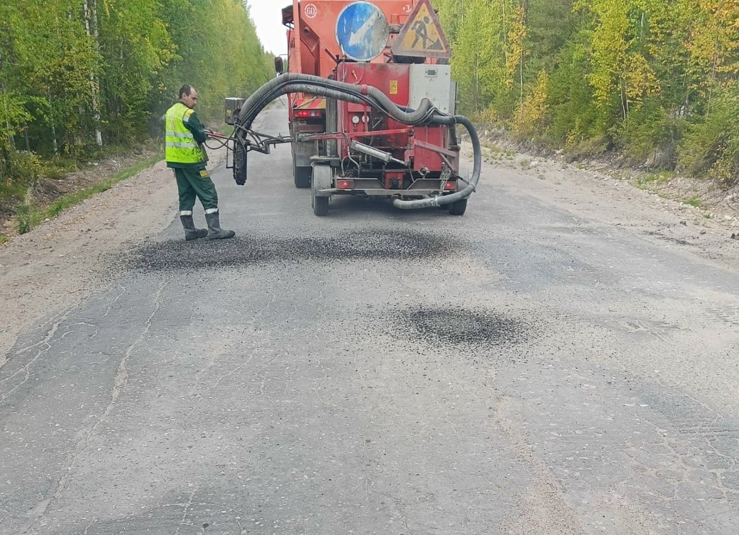 В Муезерском районе продолжаются работы по ямочному ремонту дорог