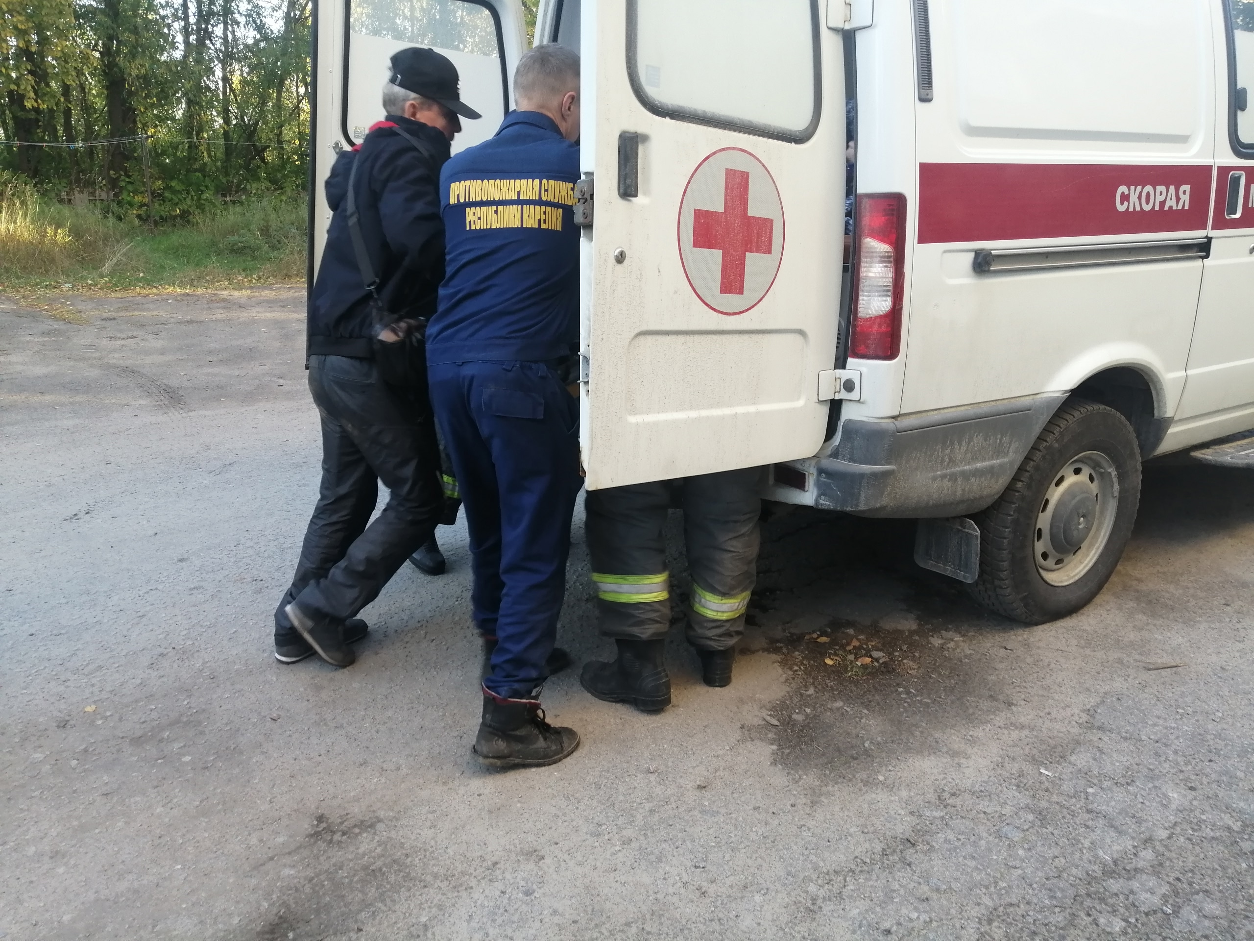 Пожарные помогли медикам перенести больную с пятого этажа