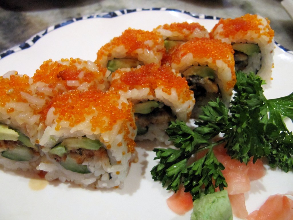 Эксперт предупредила об опасности суши и роллов