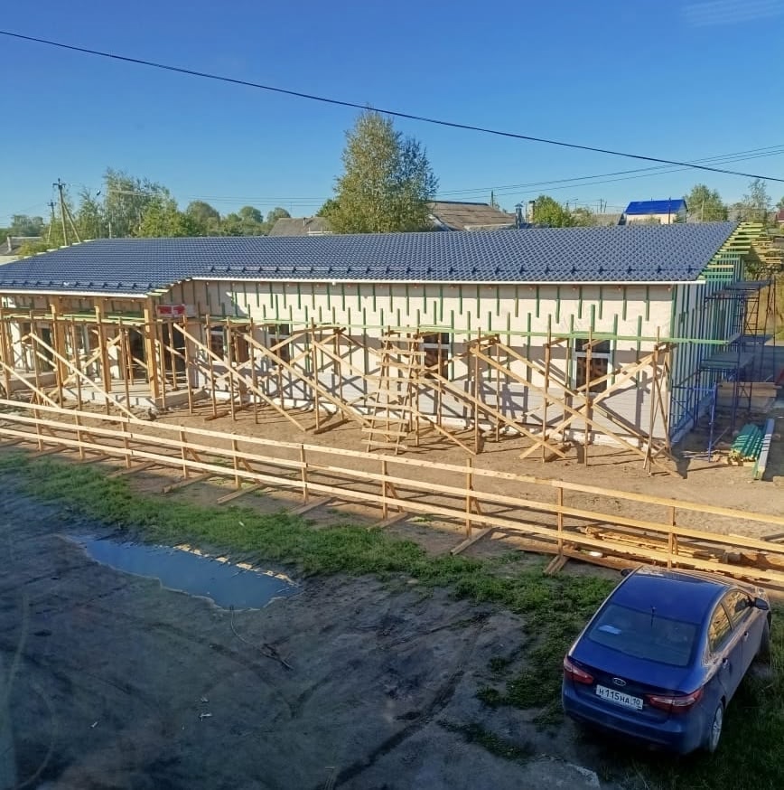 Строители завершили монтаж крыши новой амбулатории в селе Деревянное