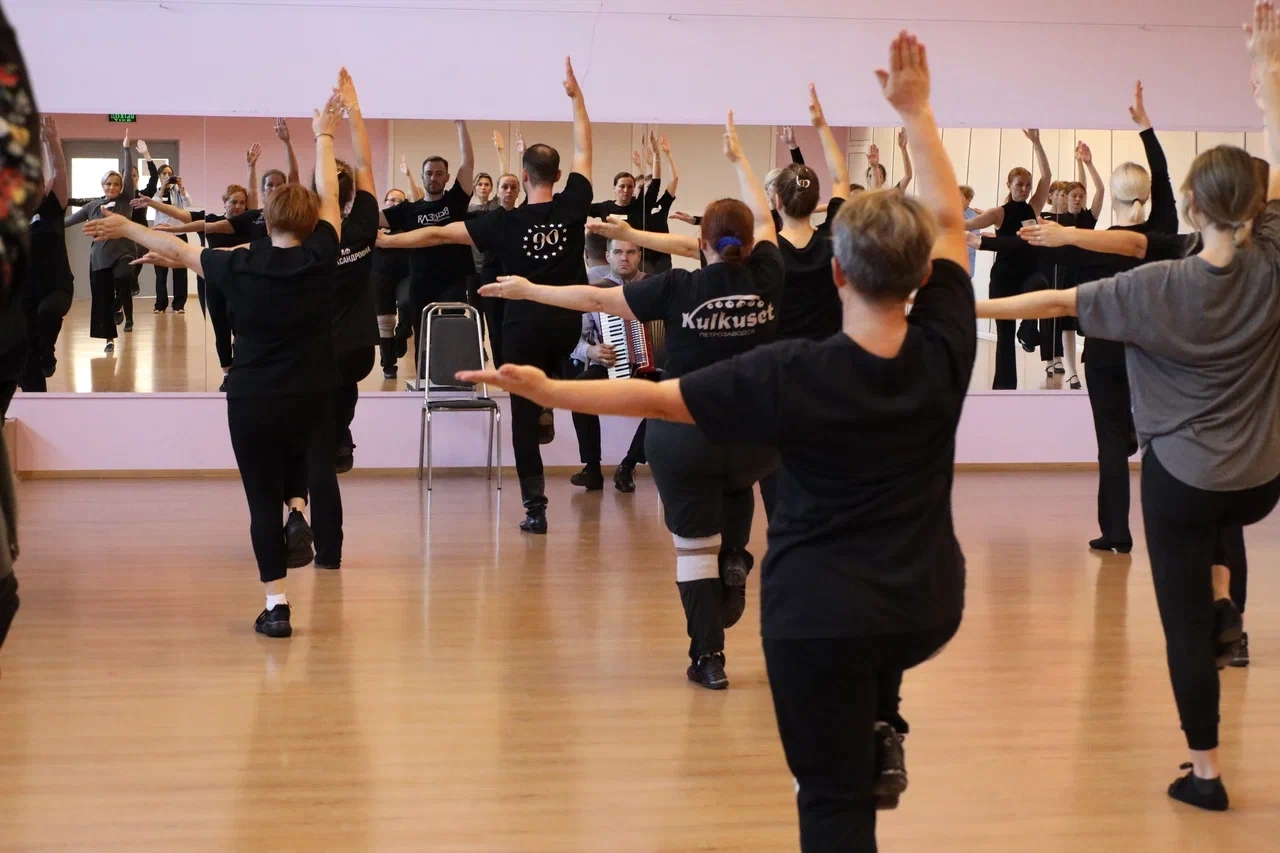 Более 50 участников из пяти регионов собрал семинар по народному танцу в Карелии