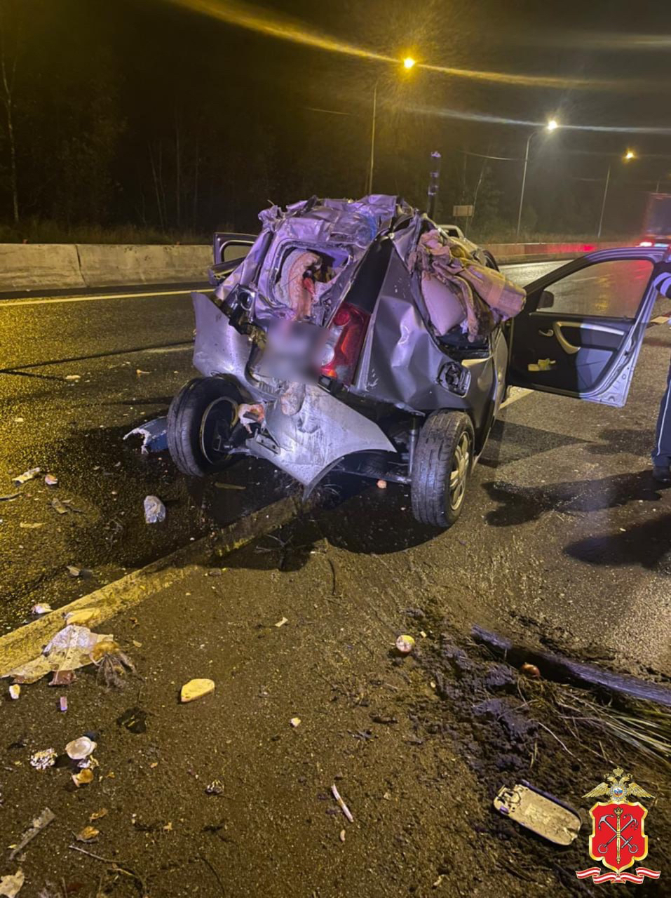 Фура расплющила остановившуюся легковушку рядом с Карелией