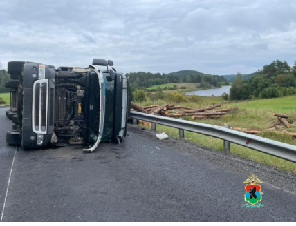 Фура с бревнами опрокинулась на трассе А-121 — движение частично перекрыто