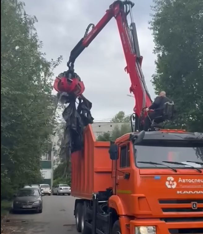 Новые ломовозы начали вывозить крупногабаритный мусор из трех районов Петрозаводска