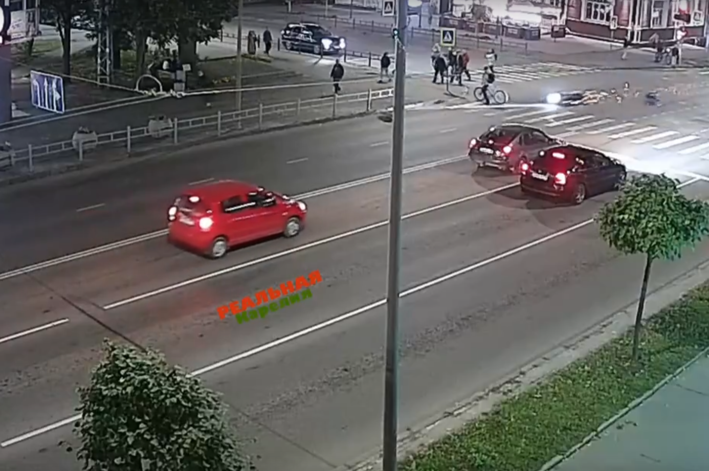 Неуправляемый байк едва не снес пешехода на зебре