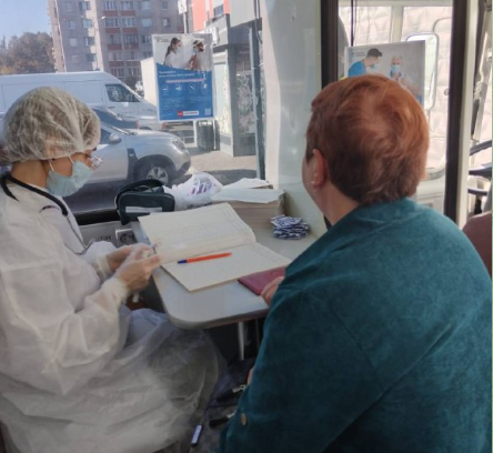 За первый день более 50 петрозаводчан сделали прививки от гриппа в мобильном пункте у ТЦ «Главный»
