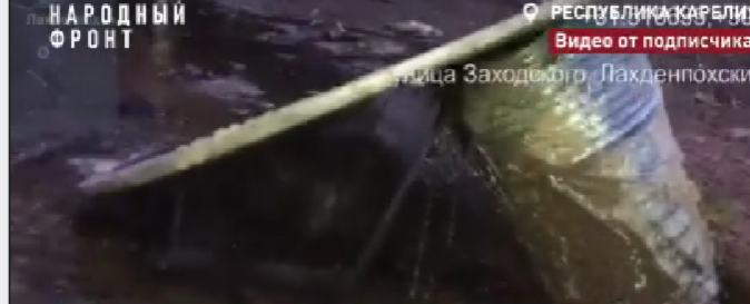 Фонтаны из поврежденных труб хлещут в городе Лахденпохья