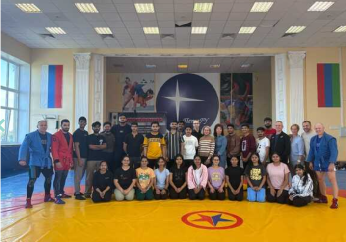 Бывший глава Медвежьегорского района Антипов учит индийских студентов приёмам самбо