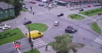 Две легковушки столкнулись в расширенном центре Петрозаводска