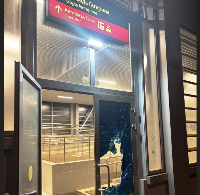 Полиция нашла дебошира, который разбил двери на железнодорожном вокзале в Петрозаводске