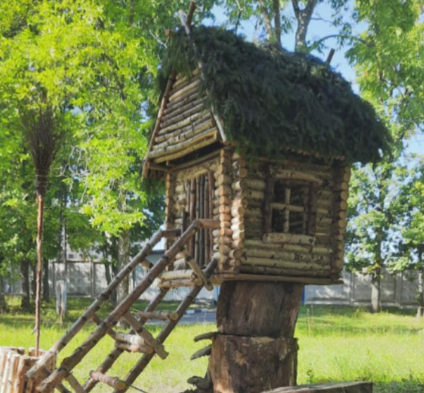 Пациенты наркодиспансера построили в Петрозаводске избушку на курьих ножках