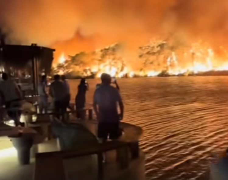 Эвакуация в Анталье: российские туристы временно покинули отели из-за приближения огня