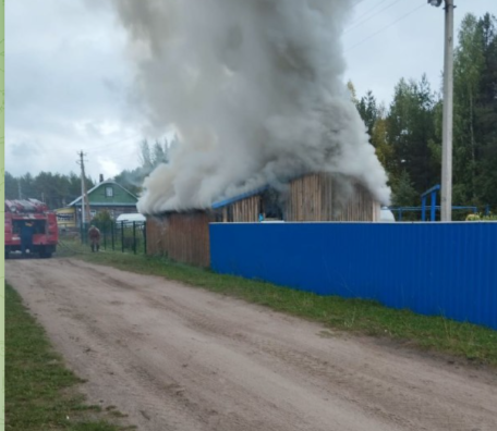 Пожарные оперативно потушили возгорание бани в поселке Шальский