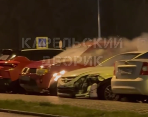 Автомобиль вспыхнул в густонаселенном районе Петрозаводска