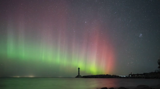 Северное сияние поймали в кадр туристы над Ладогой