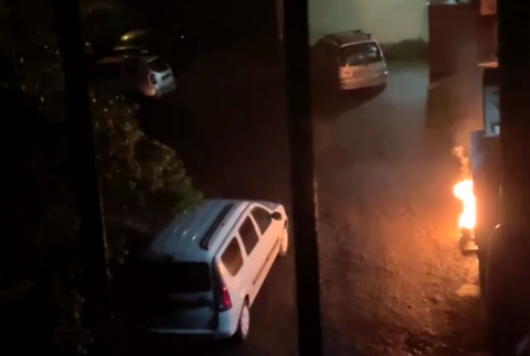 Жильцов дома в центре Петрозаводска напугали странным «фаер-шоу»