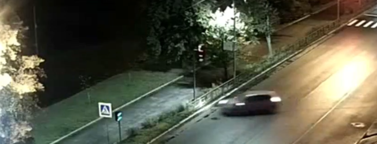 Автомобиль вылетел на тротуар ночью в центре Петрозаводска