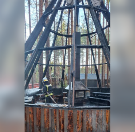 В Карелии огнеборцы тушили вигвам