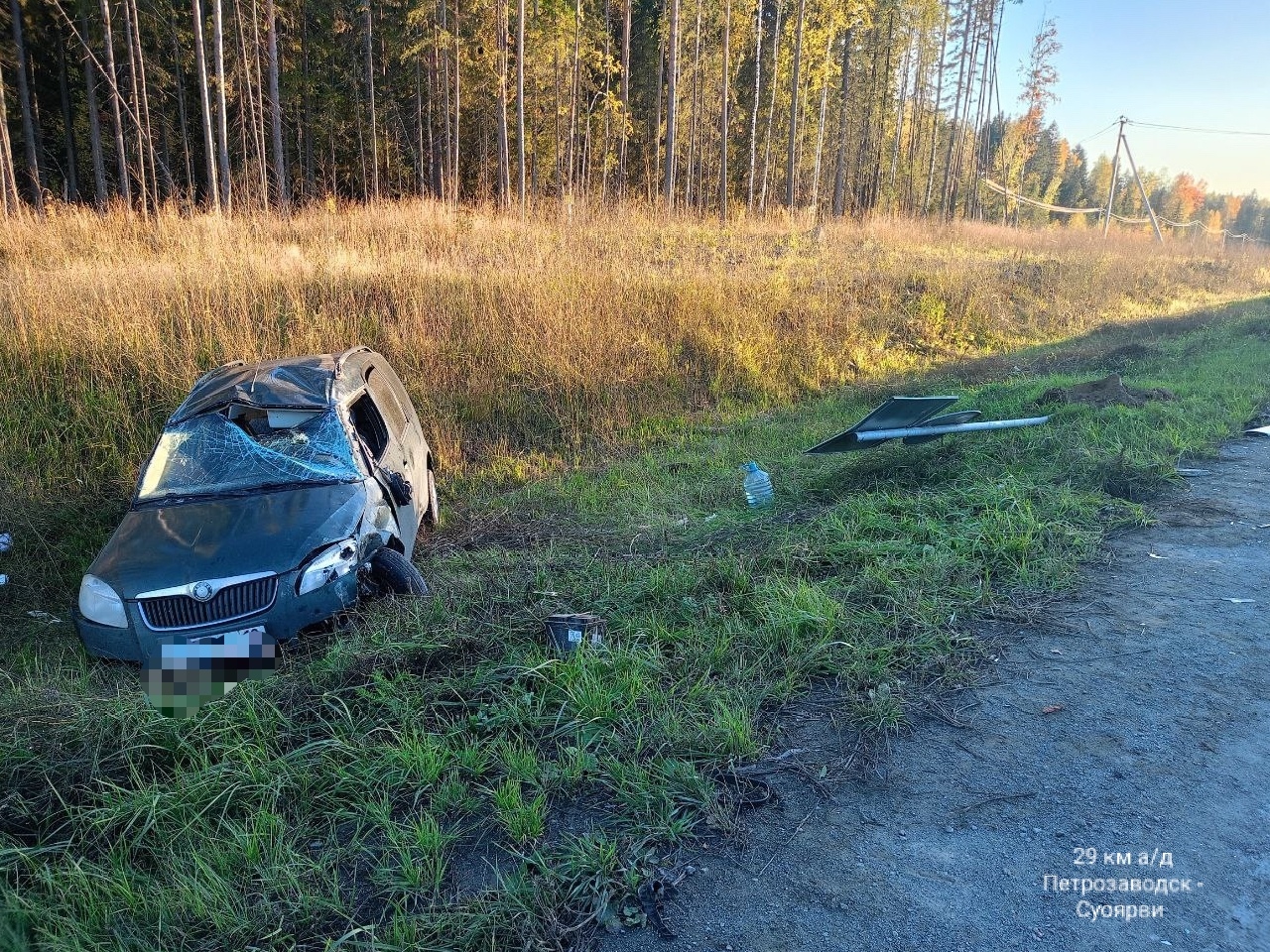 Автоледи устроила жесткую аварию в Карелии, где в вылетевшей с дороги машине пострадали взрослые и двое детей