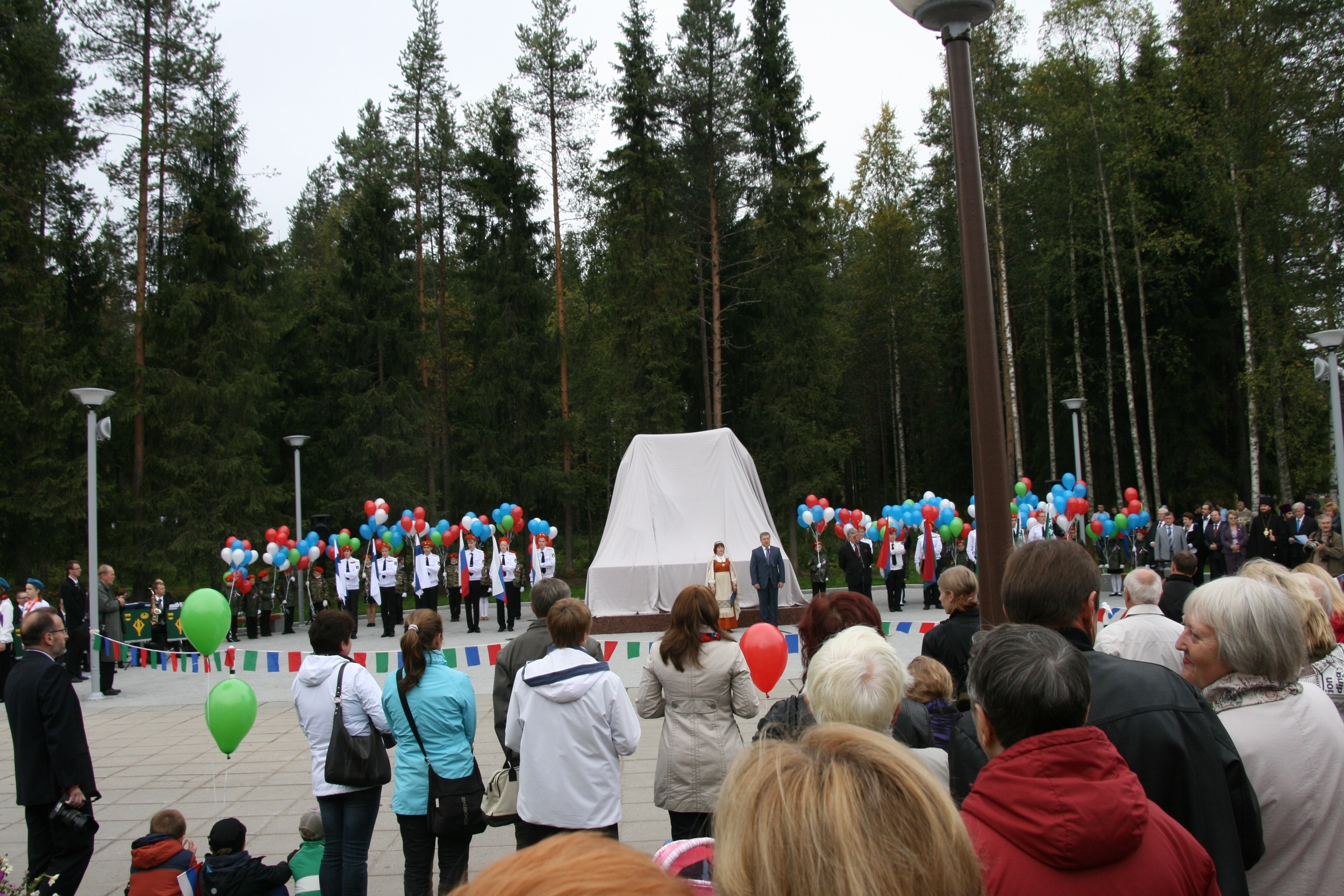 В Костомукше отметили 12-летие памятника основателям города