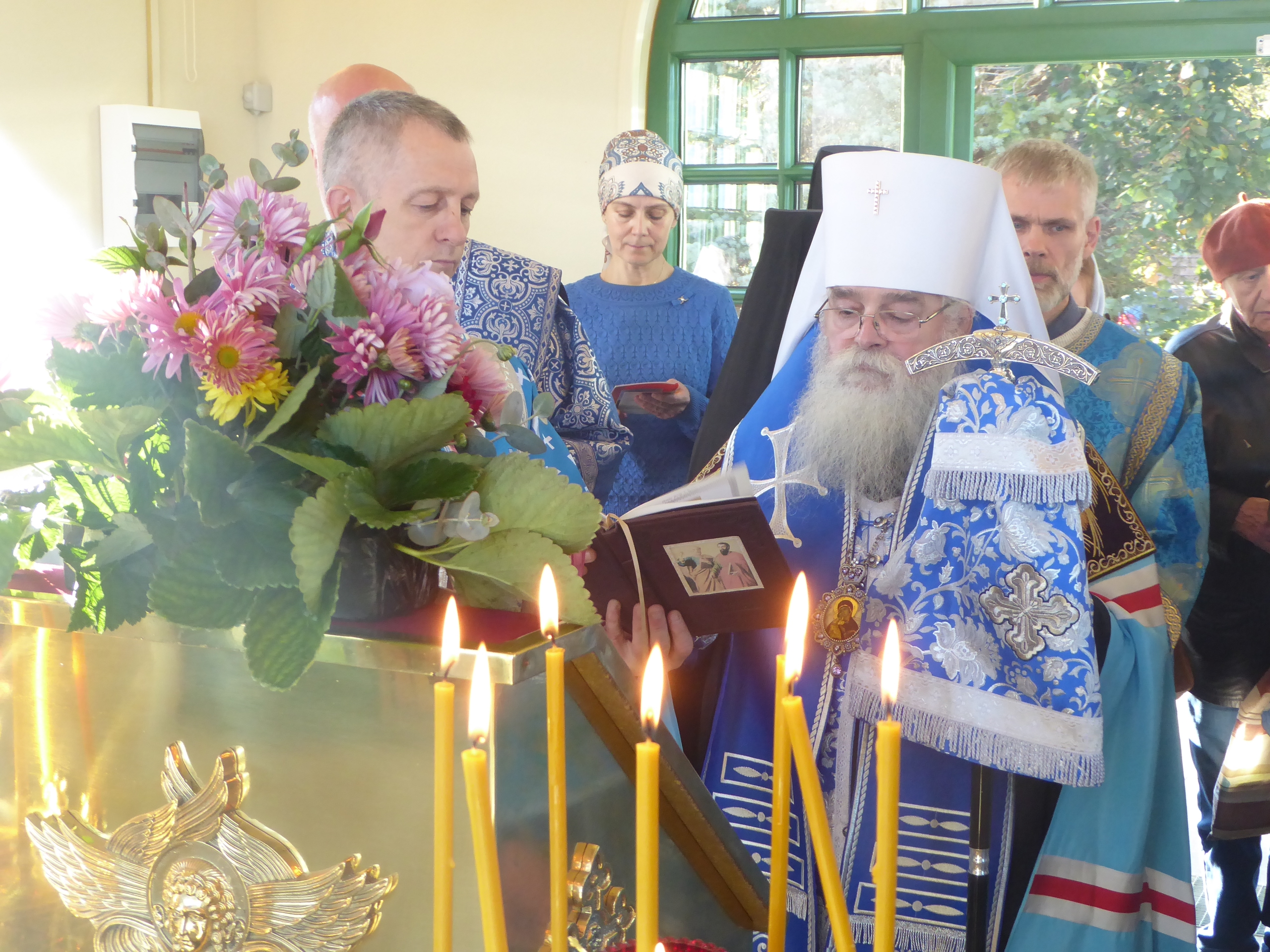 В восстановленной часовне на набережной Петрозаводска впервые прошел молебен