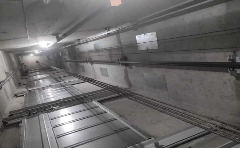 Жители восьми домов в Костомукше пять месяцев живут без лифтов