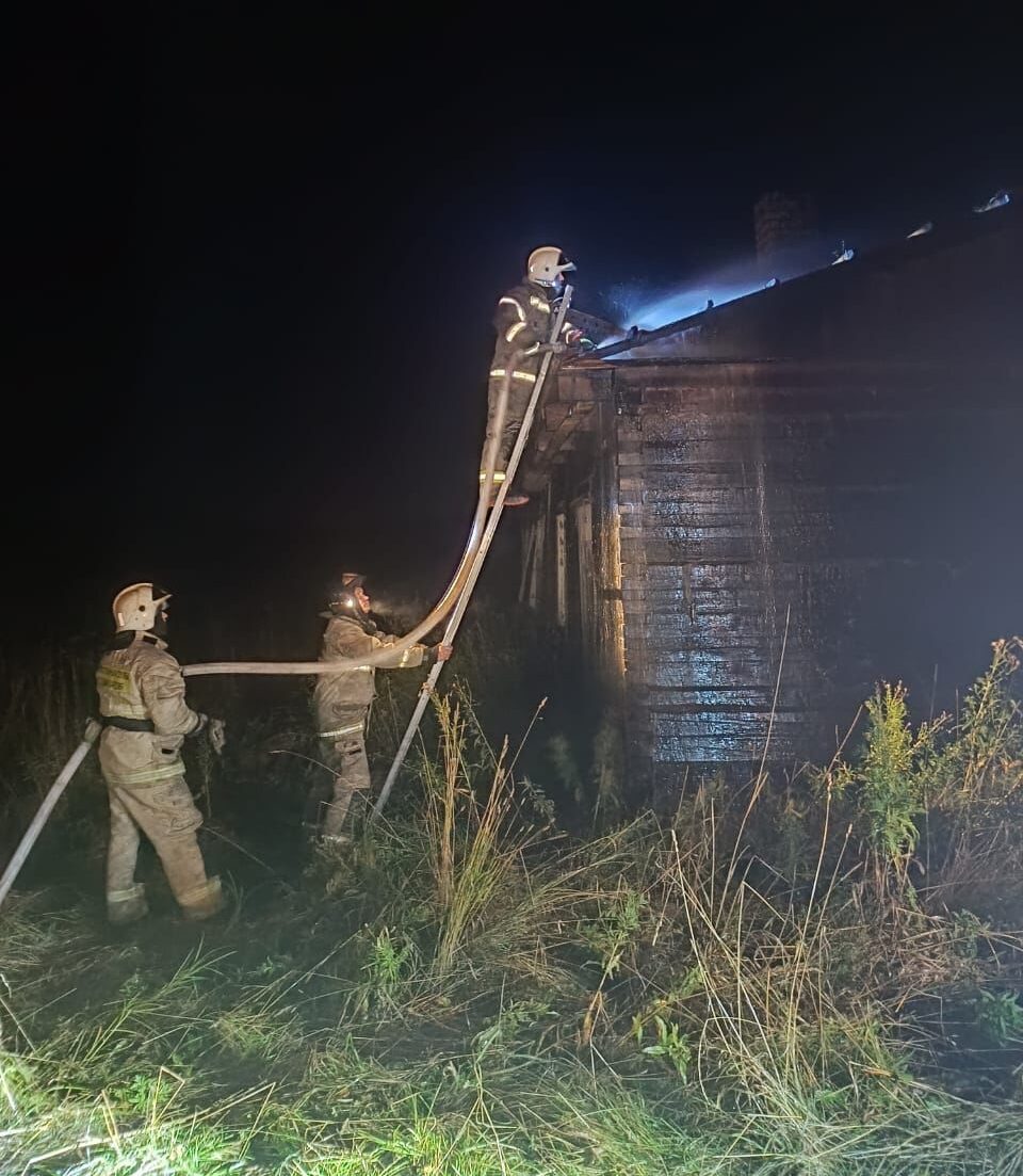 Десять огнеборцев тушили горящий заброшенный дом в одном из поселков Прионежья