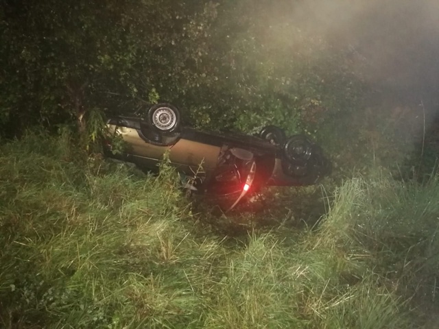 Горе-гонщик дал дёру с места аварии в Кеми, когда уложил авто на крышу и покалечил пассажира