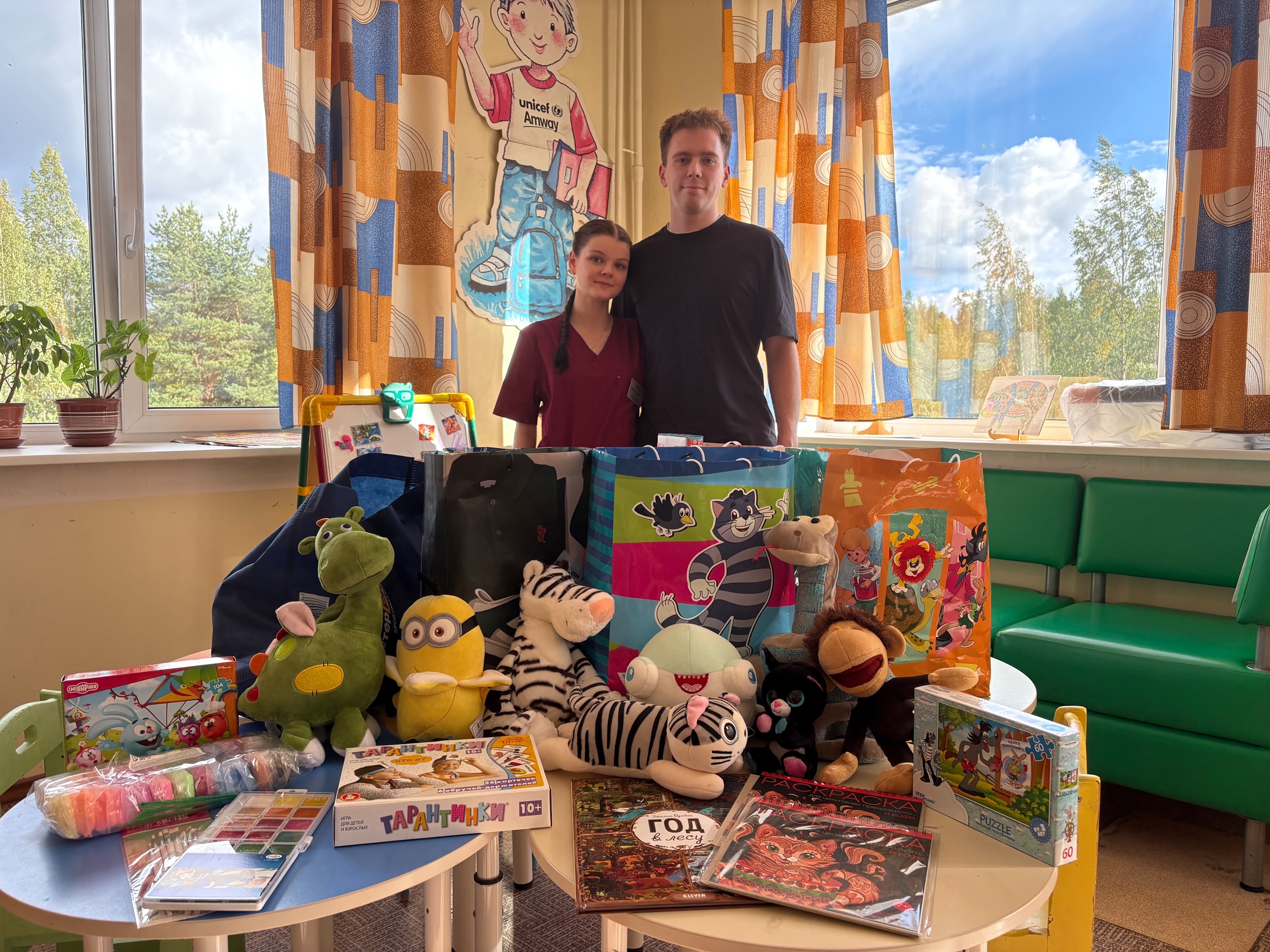 Молодожены заменили свадебные букеты на подарки для пациентов