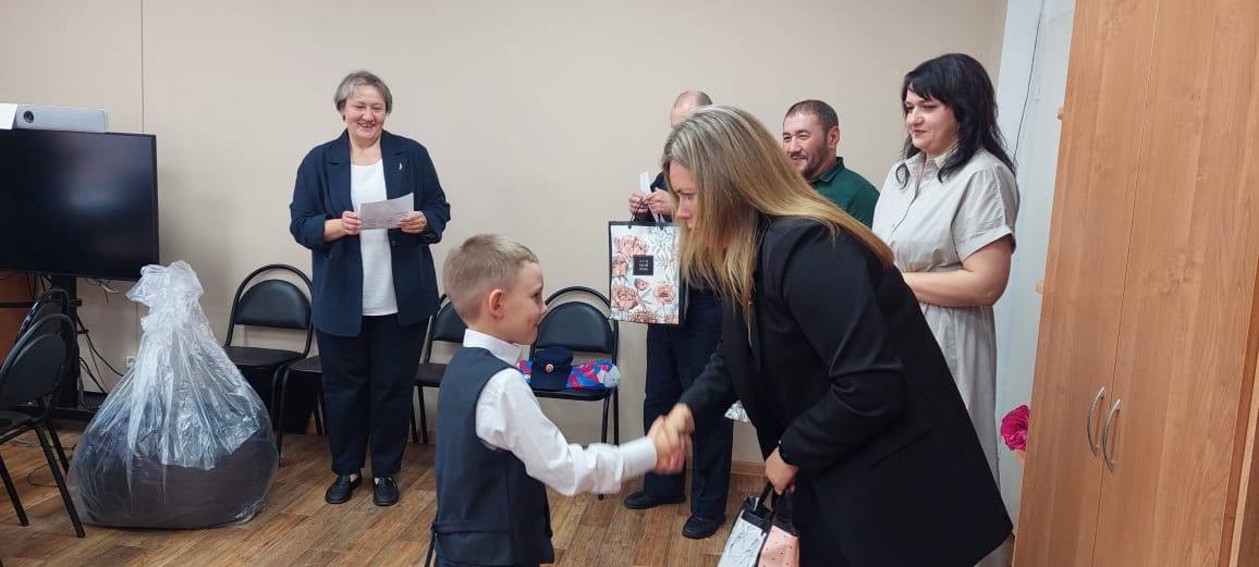 Михаил Охлопков вручил подарки первоклассникам в Лоухском районе